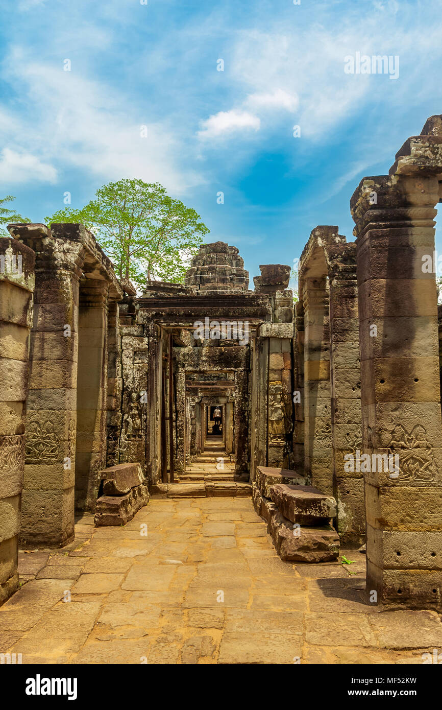 Ruines du corridor avec de belles colonnes sculptées, conduisant à l'cercle intérieur de la temple Banteay Kdei in Angkor, au Cambodge. Banque D'Images