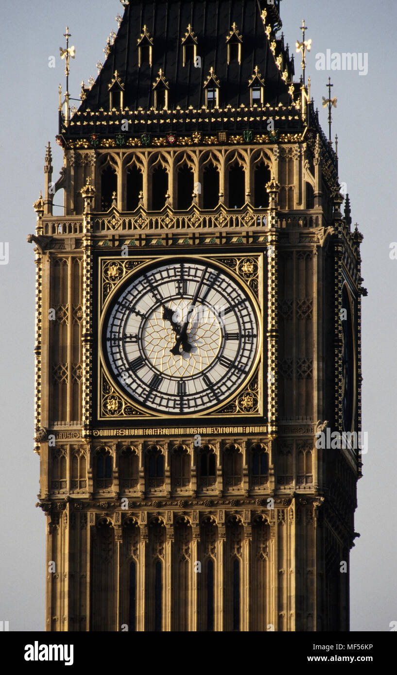 Big Ben Horloge, Palais de Westminster, Londres, Angleterre, Royaume-Uni. 2008 Big Ben est le surnom de la Grande Cloche de l'horloge à l'extrémité nord du Palais de Westminster à Londres[1] et est normalement accordée pour faire référence à l'horloge et la tour de l'horloge.[2][3] Le nom officiel de la tour de Big Ben est situé à était à l'origine la Tour de l'horloge, mais il a été rebaptisé en 2012 Elizabeth Tower pour marquer le jubilé de diamant d'Elizabeth II. La tour a été conçue par Augustus Pugin dans un style néo-gothique. Une fois achevé en 1859, son réveil a été le plus grand et le plus précis des quatre face frappant et chimi Banque D'Images