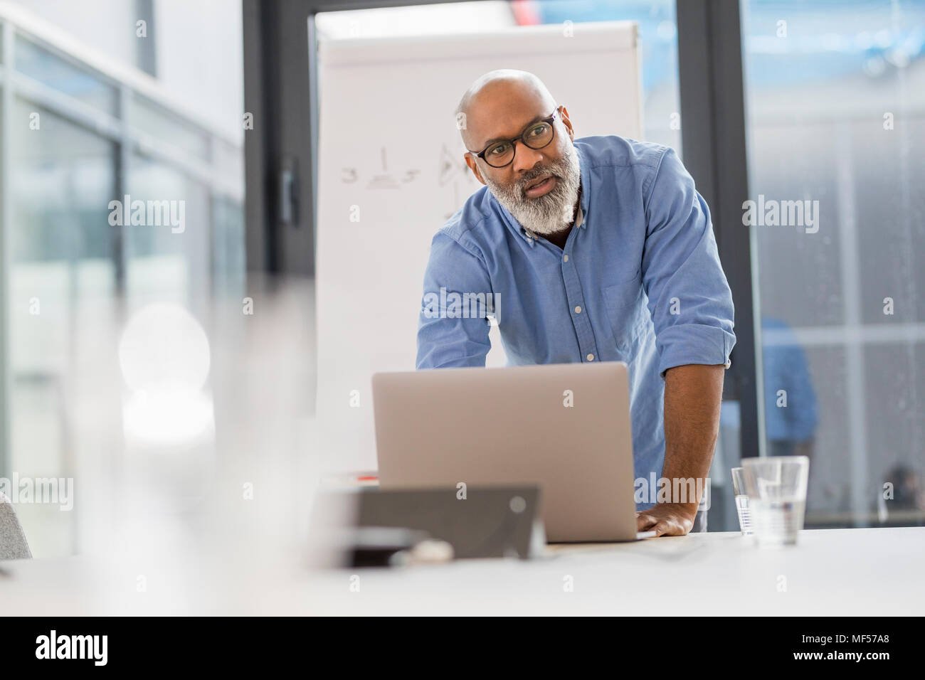 Portrait of businessman in conference room menant une présentation Banque D'Images