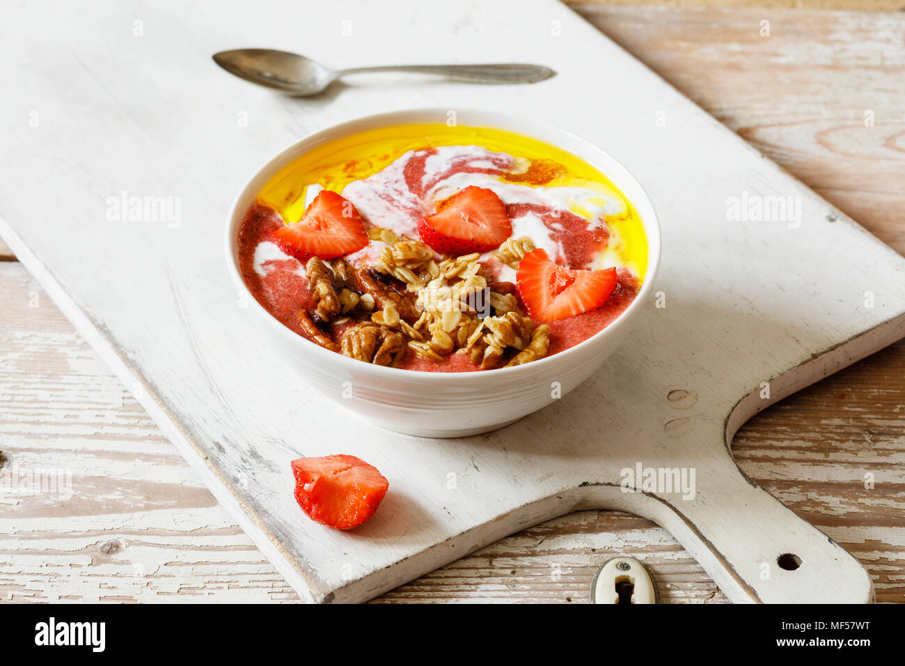 Petit-déjeuner bol avec fraise, yaourt, céréales et l'huile de lin Banque D'Images