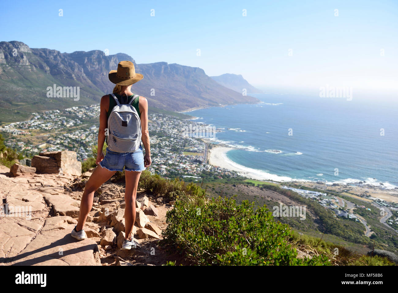 L'Afrique du Sud, Cape Town, femme debout à la recherche sur la côte pendant la randonnée voyage à Tête de Lion Banque D'Images