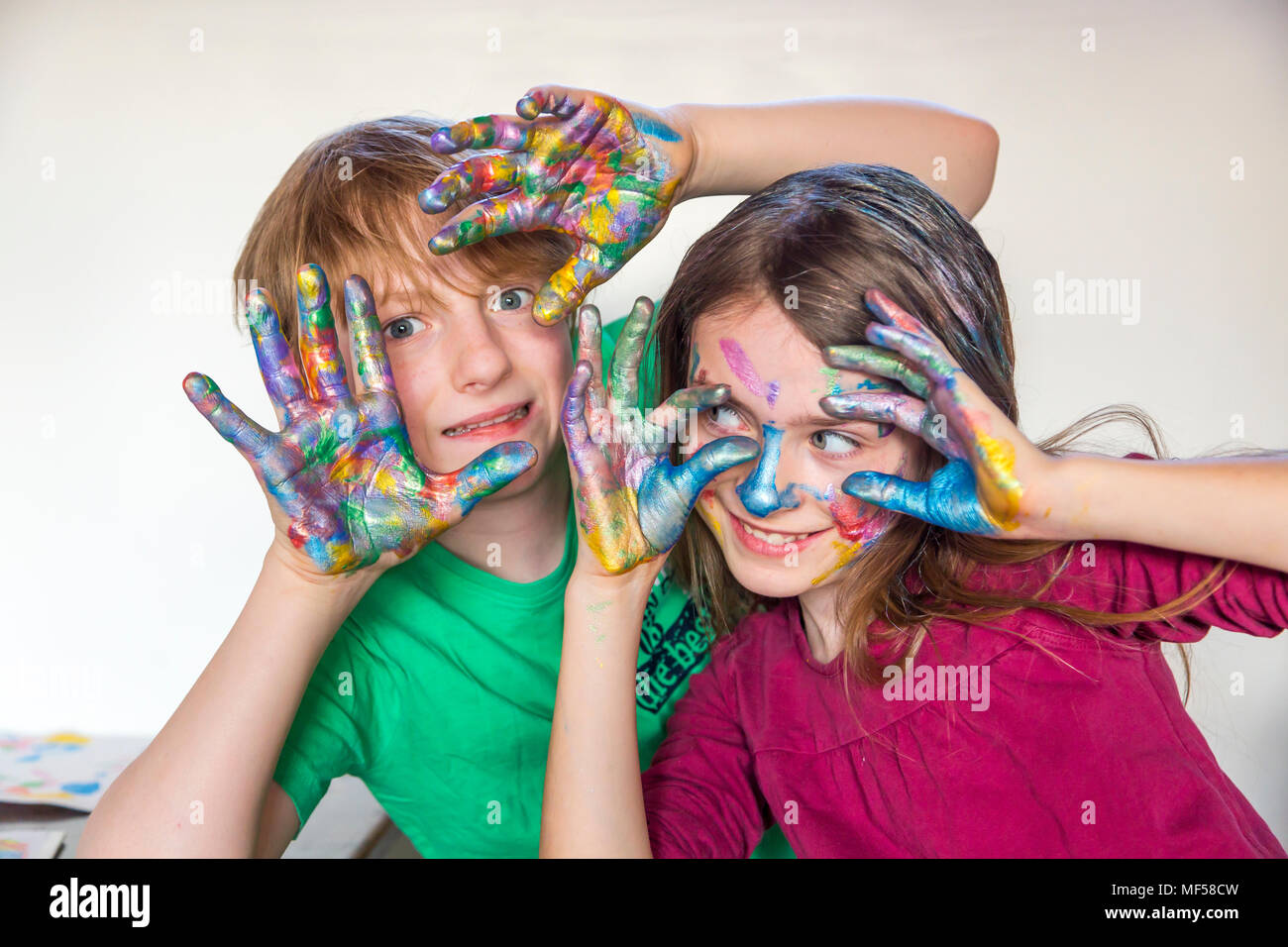 Garçon et fille, peinture de doigt sur les mains Banque D'Images