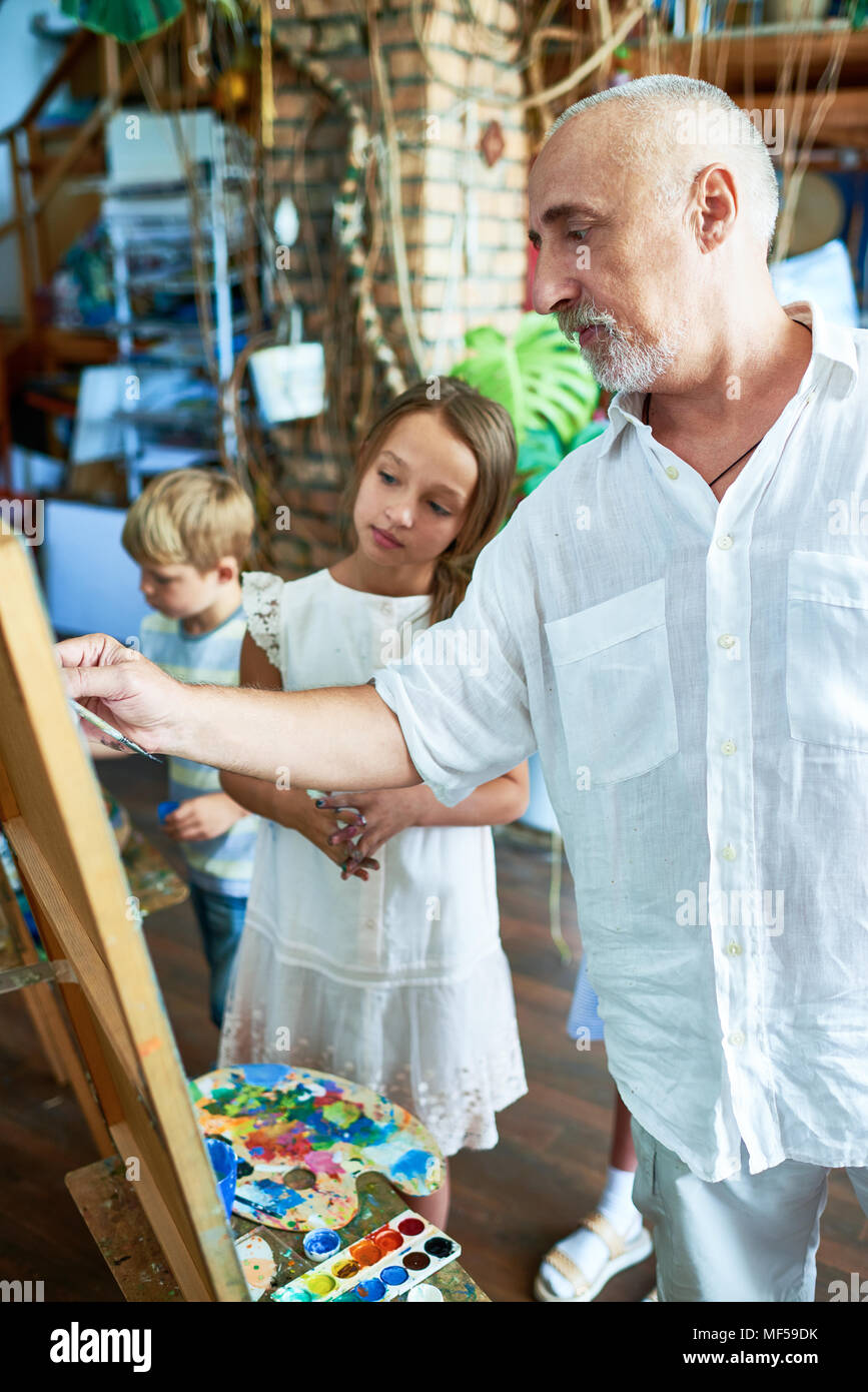 Professeur d'art mature Travailler avec les enfants en Studio Banque D'Images