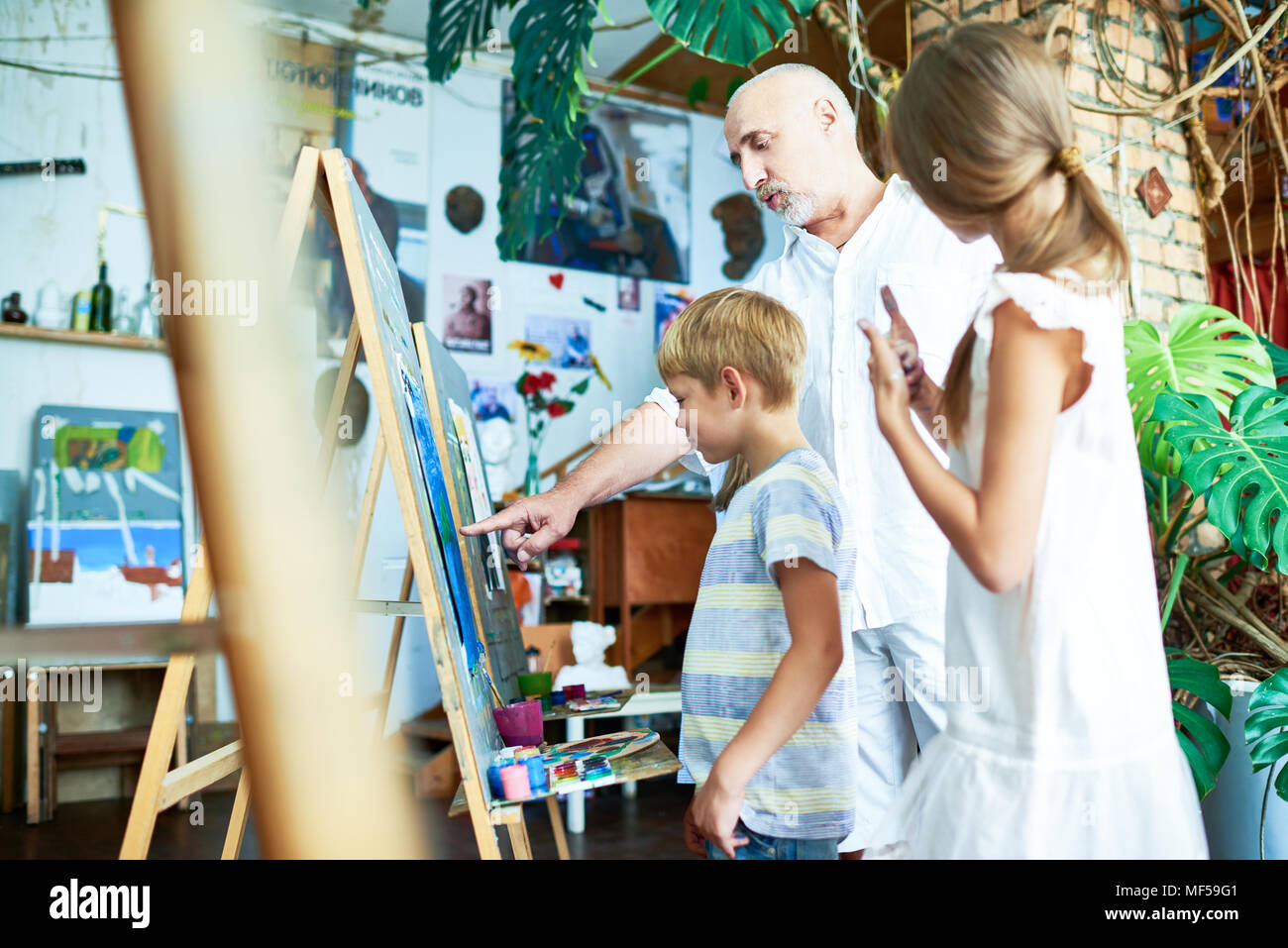 Aider les enfants Enseignants matures dans Art Studio Banque D'Images