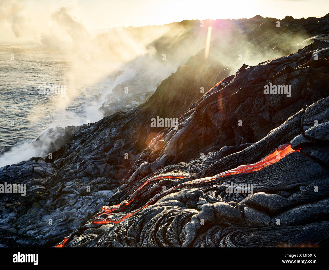 Hawaii, Big Island, Hawaii Volcanoes National Park, la lave qui se jettent dans l'océan pacifique Banque D'Images