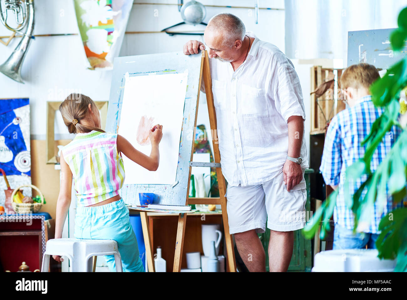Les enfants dans la classe d'Art Peinture Banque D'Images