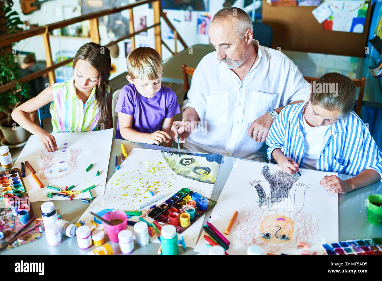 Man l'enseignement de l'art à l'École de classe Banque D'Images