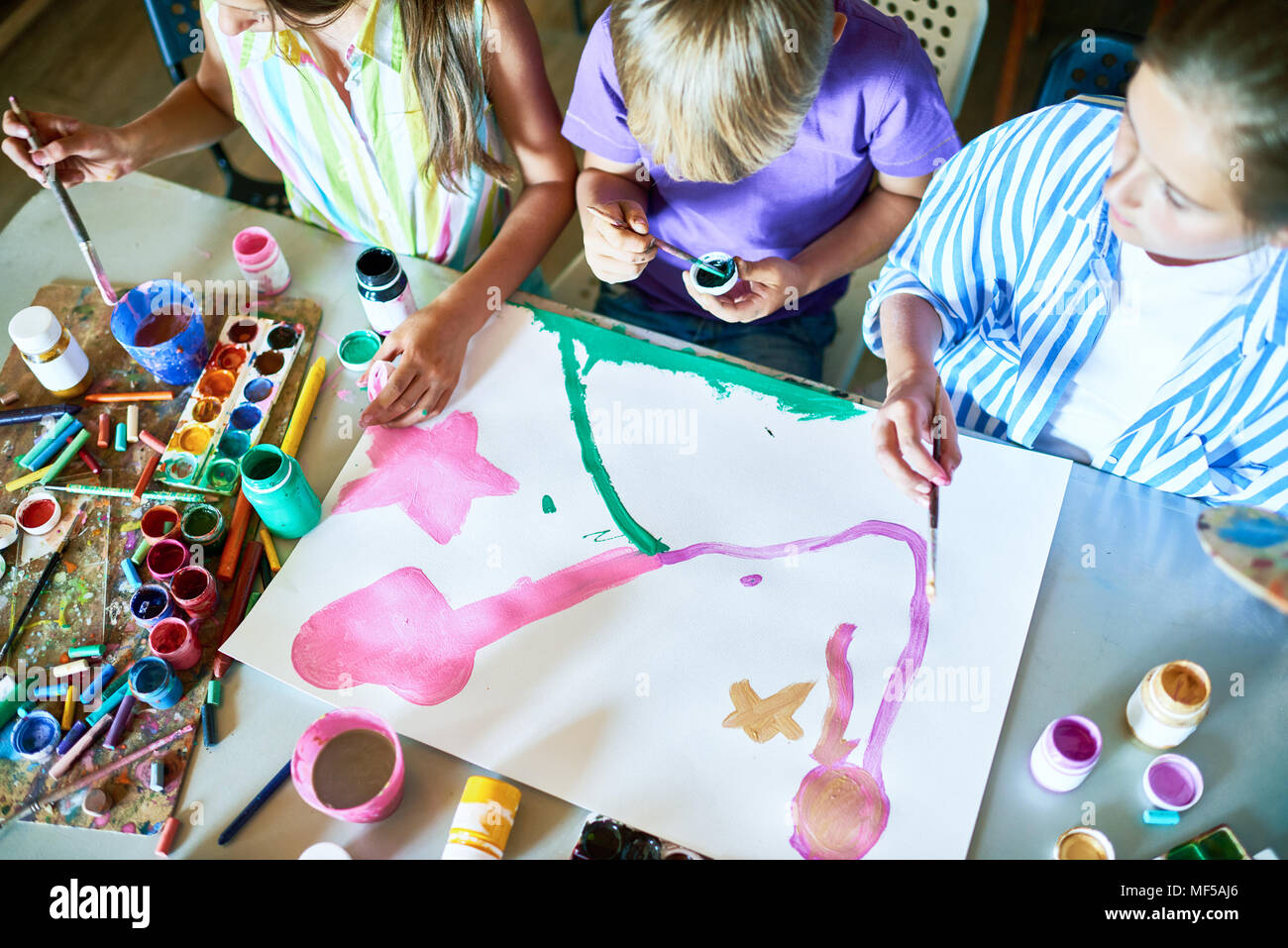 Groupe d'enfants Peinture Photo ensemble dans la classe d'Art Banque D'Images
