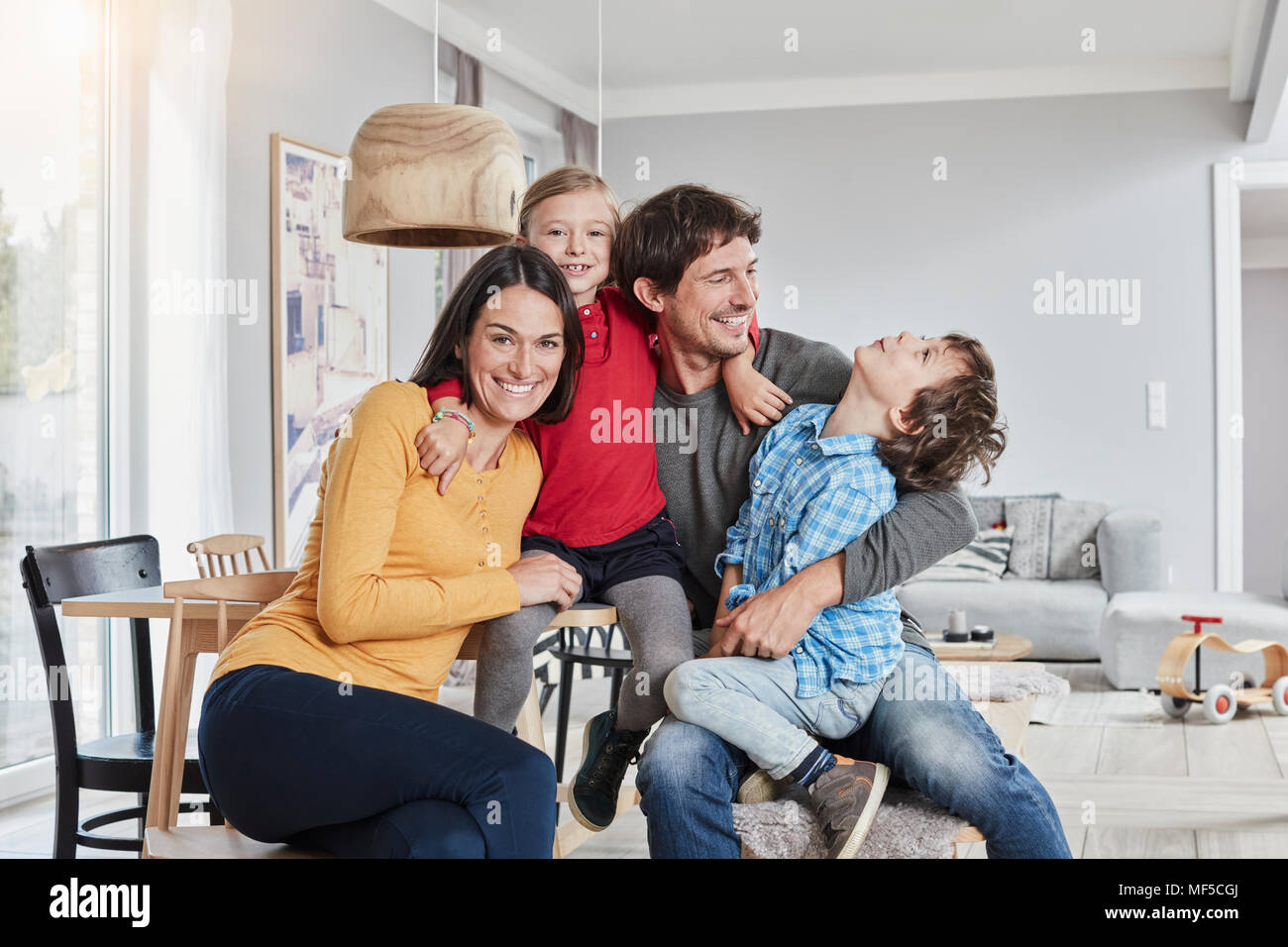 Portrait de famille heureuse avec deux enfants à la maison Banque D'Images