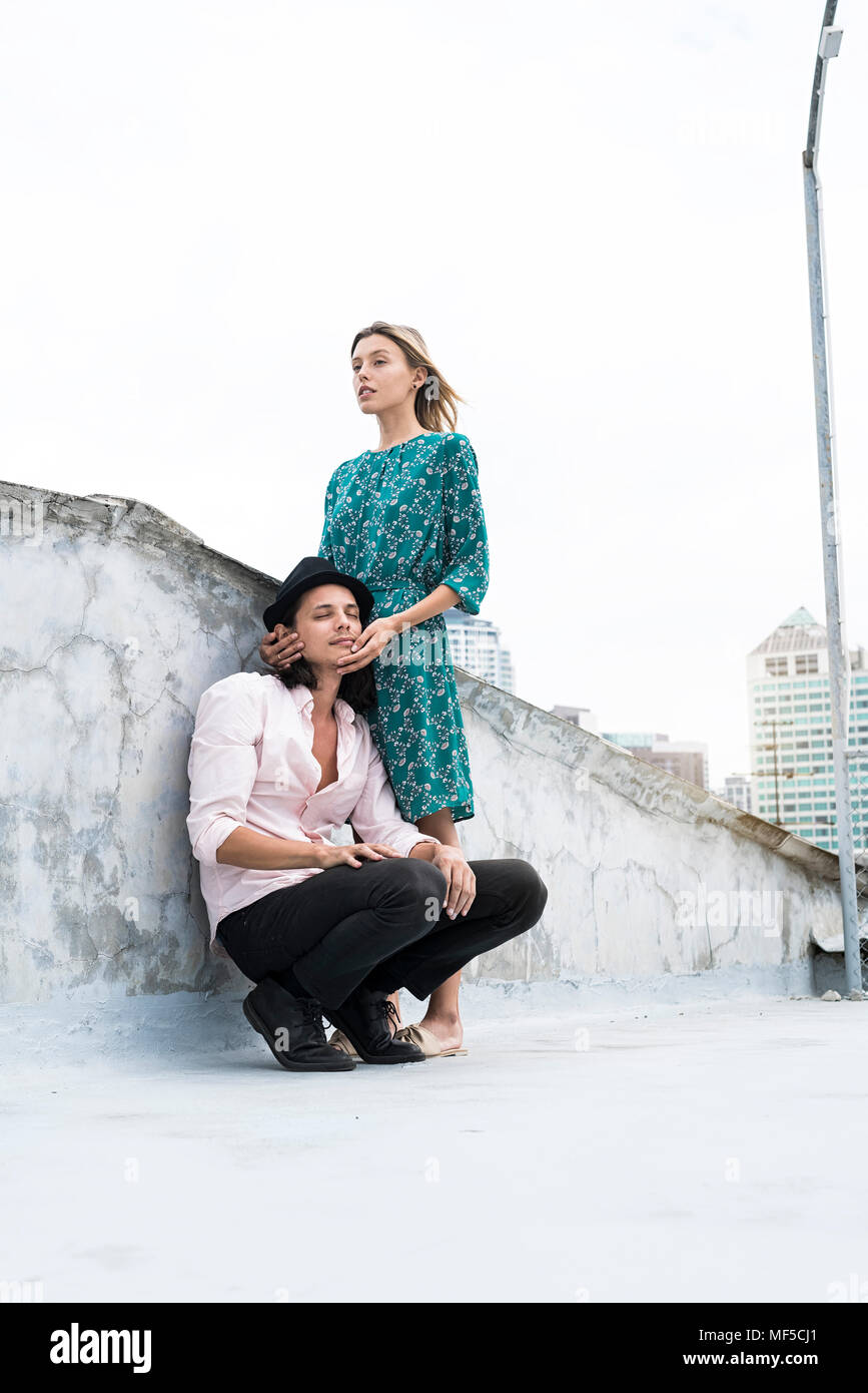 Portrait of a young affectionate couple sur un toit Banque D'Images