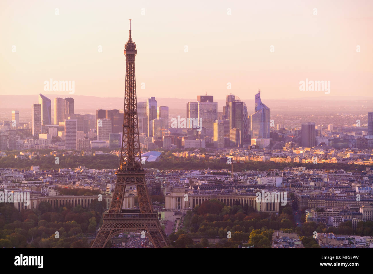 France, Paris, Tour Eiffel et la défense en arrière-plan dans la lumière du matin Banque D'Images