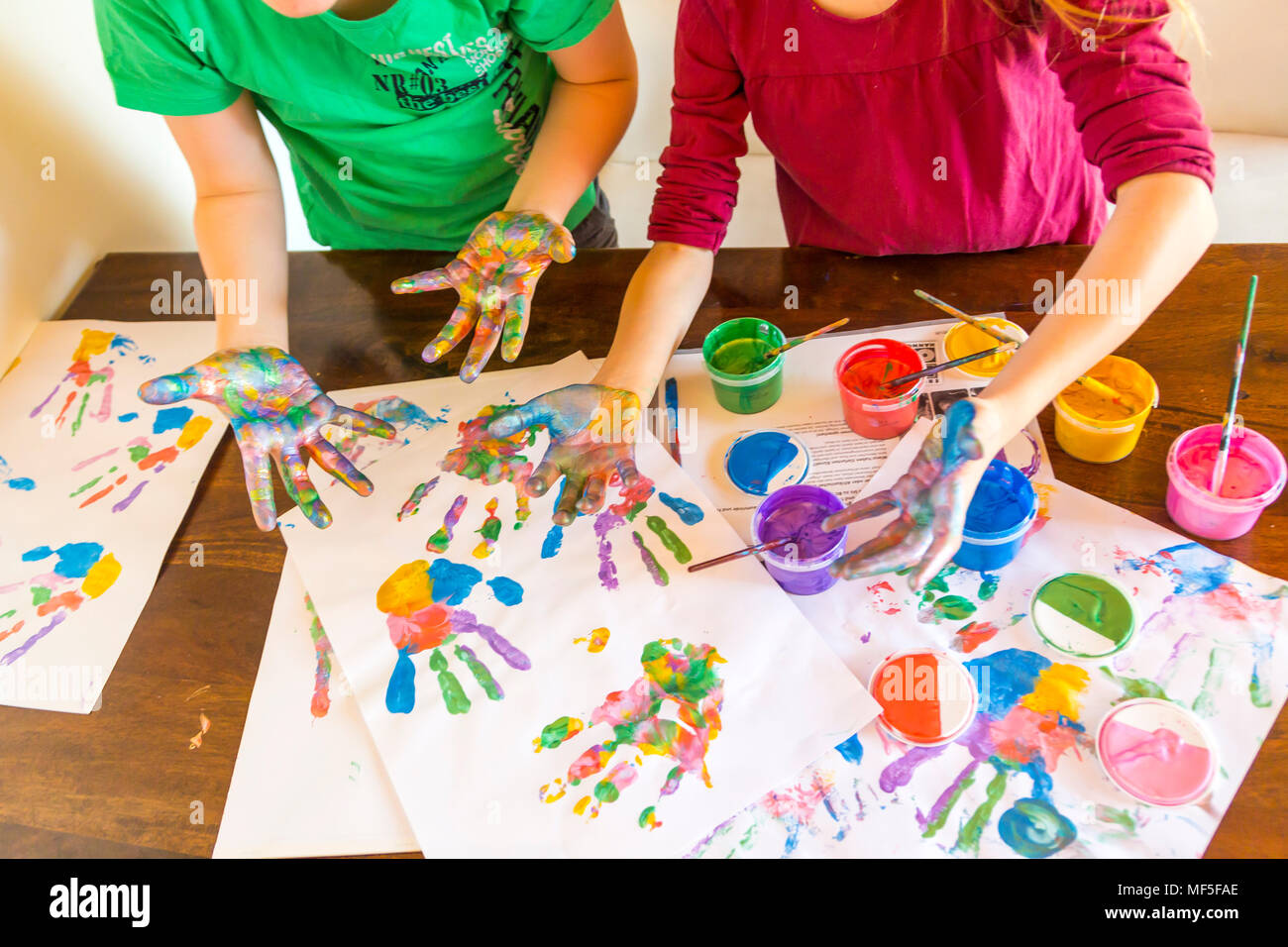 Fille et Garçon jouant avec la peinture, les traces de doigt Banque D'Images