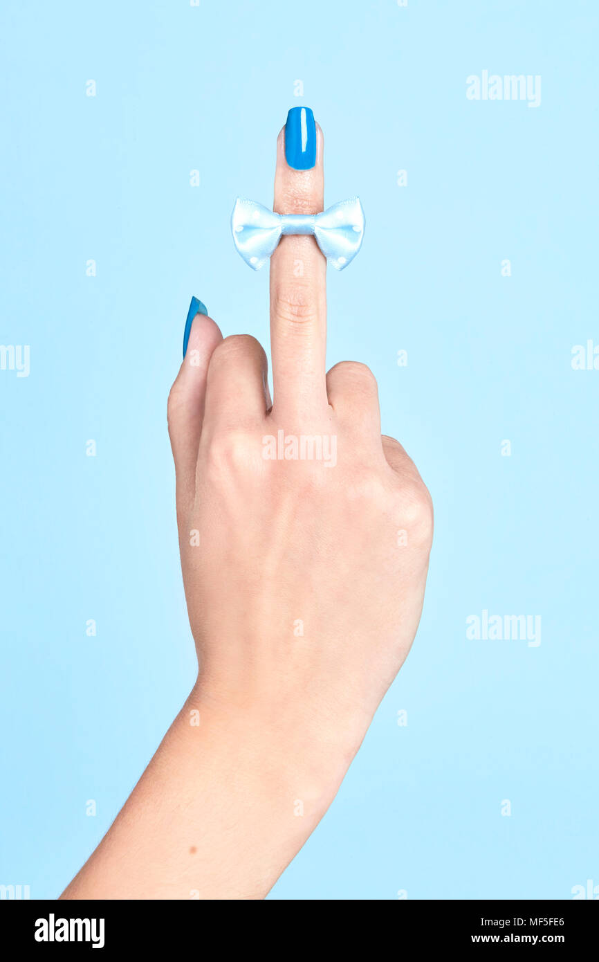 Close-up of Bow tie on woman's doigt moyen Banque D'Images