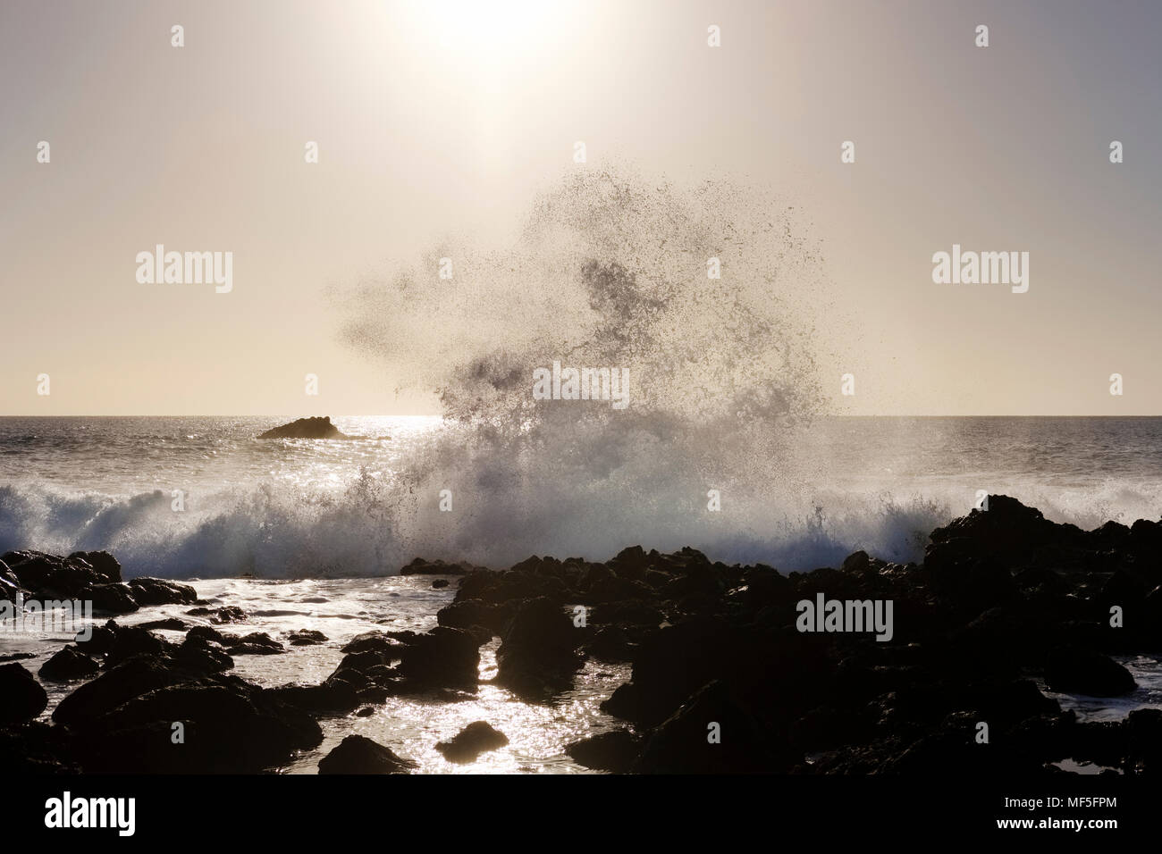 Espagne, Canaries, La Gomera, Valle Gran Rey, La Puntilla, surf au coucher du soleil Banque D'Images