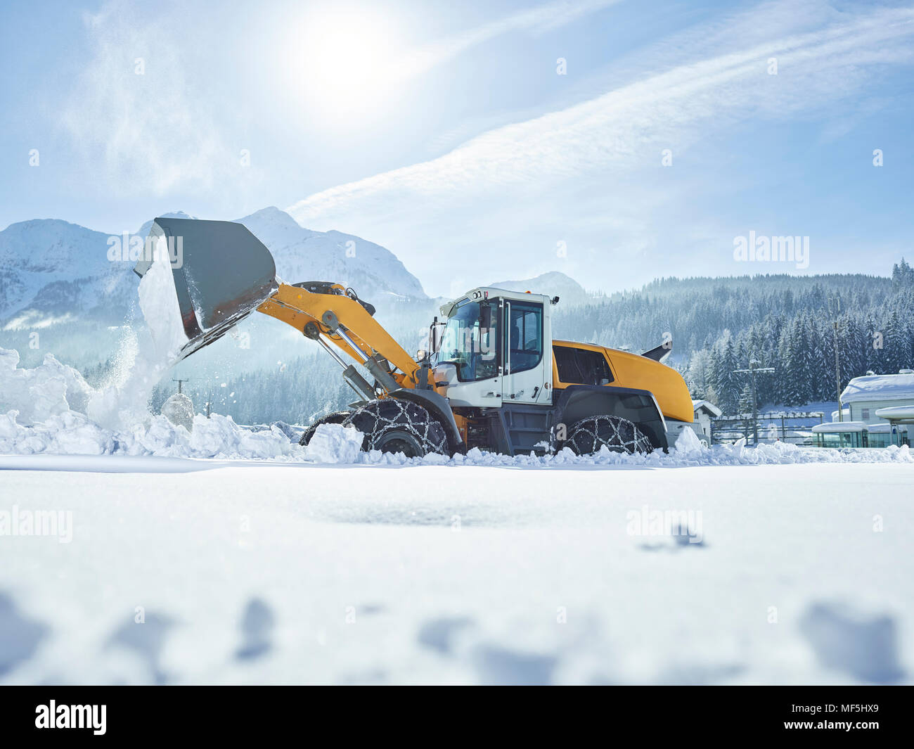 Autriche, Tyrol, Hochfilzen, des labours, déneigement chargeur sur roues avec Banque D'Images