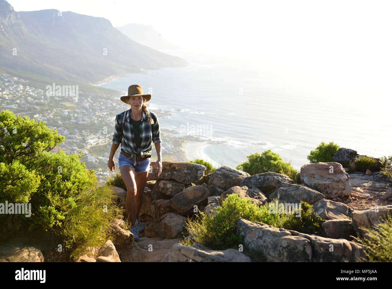L'Afrique du Sud, Cape Town, woman on randonnées voyage à Tête de Lion Banque D'Images