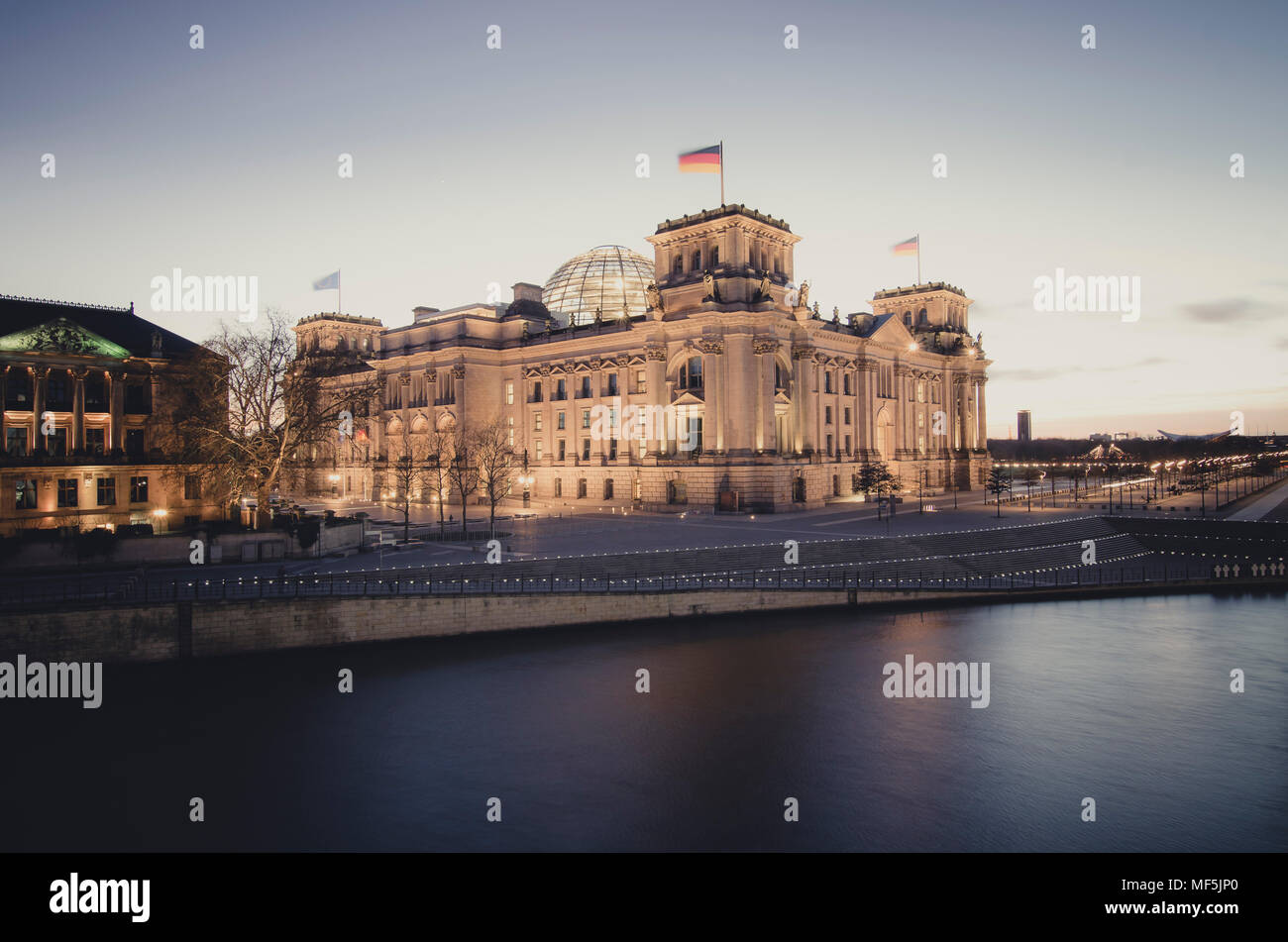 Allemagne, Berlin, bâtiment du Reichstag, à la rivière Spree dans la soirée Banque D'Images