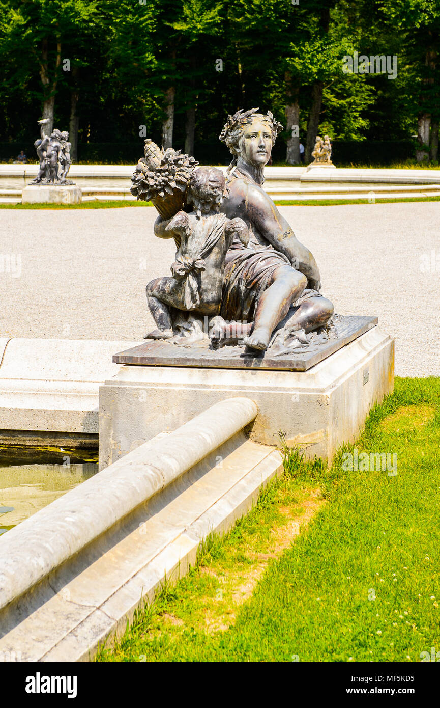 Statue de la fontaine en face de la palais d'Herrenchiemsee , l'un des plus célèbres châteaux et le plus grand du Roi Ludwig II. Banque D'Images