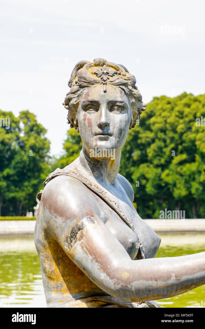 Statue de la fontaine en face de la palais d'Herrenchiemsee , l'un des plus célèbres châteaux et le plus grand du Roi Ludwig II. Banque D'Images