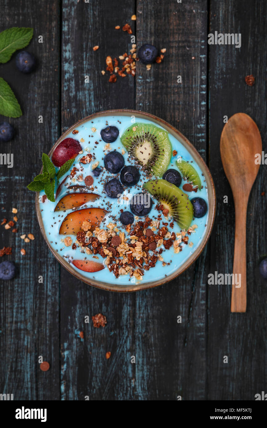 Smoothie Superfood bol avec les graines de chia, bleuets, nectarine, kiwi et chocolat muesli Banque D'Images