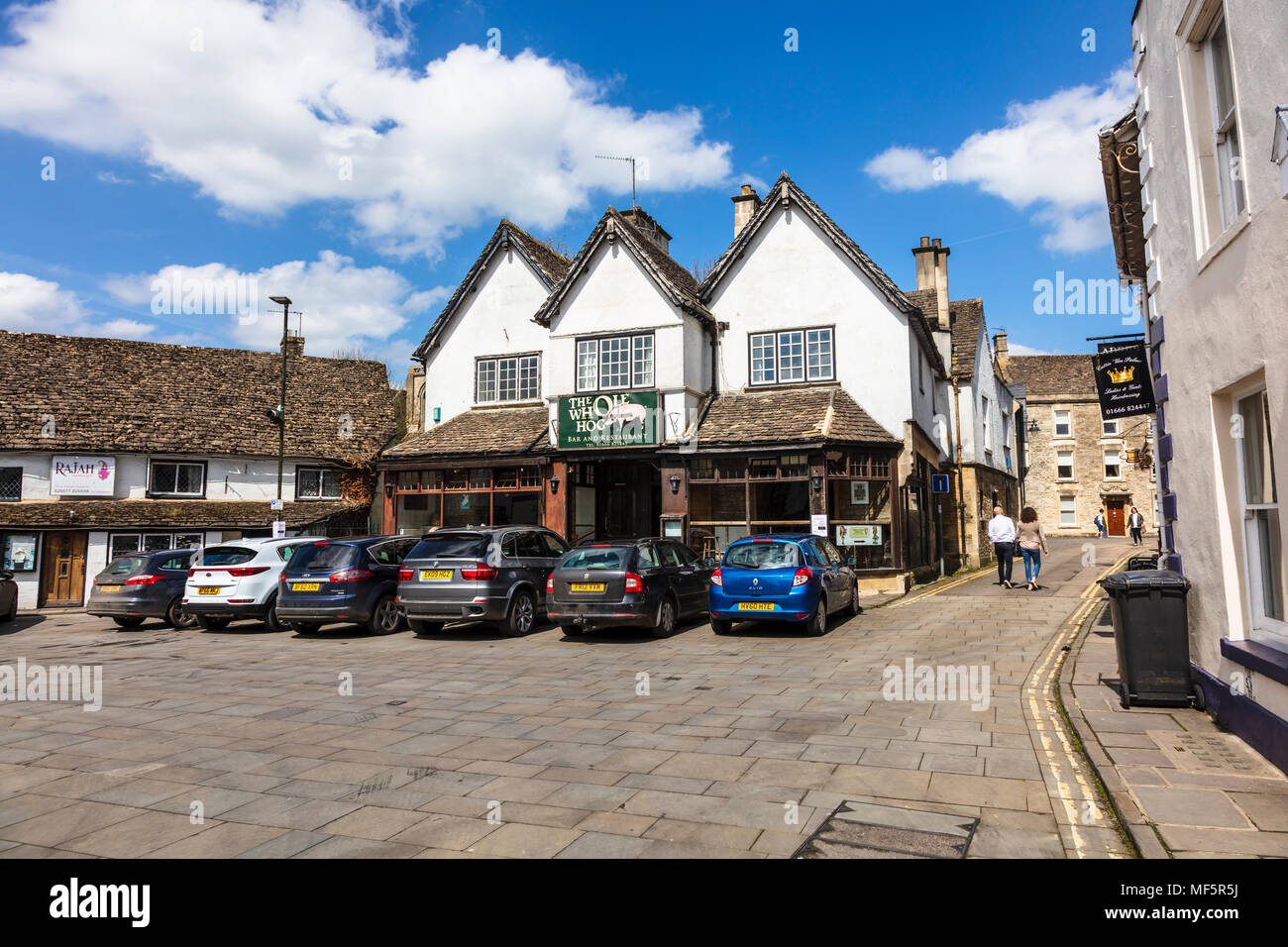 L'bar et restaurant sur la place du marché animée à Malmestbury, Wiltshire, Royaume-Uni Banque D'Images