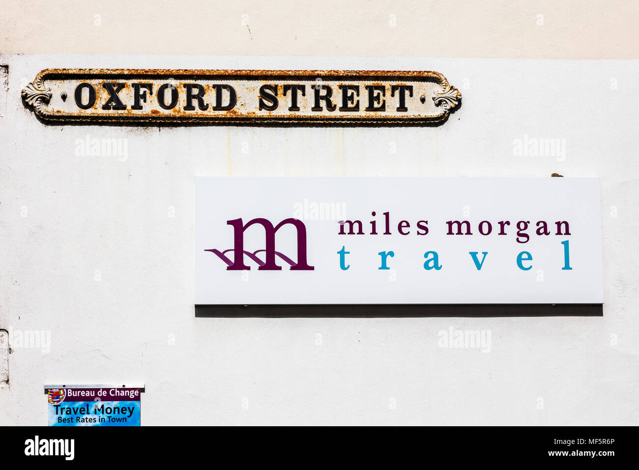 Oxford Street road sign sur le mur d'une boutique à Malmesbury, Wiltshire, Royaume-Uni Banque D'Images