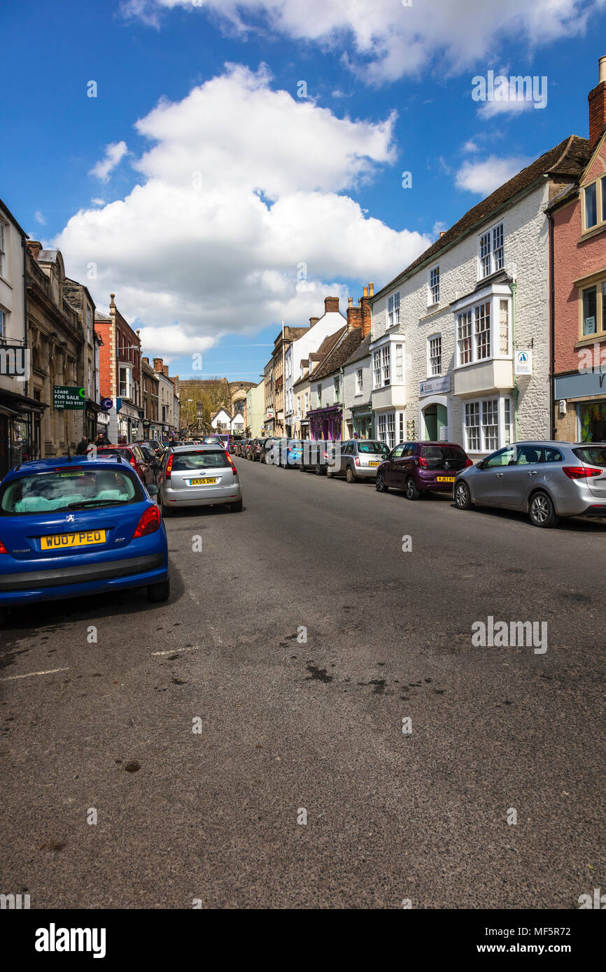 En milieu de semaine d'occupation de la rue haute avec beaucoup de voitures à la recherche de parking dans cette ville de marché de Malmesbury, Wiltshire, Royaume-Uni Banque D'Images