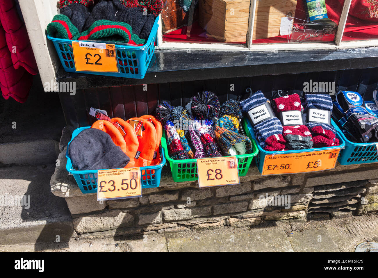 Les couleurs de l'image de chapeaux,gants et chaussettes, sportives et de loisirs à l'extérieur de la boutique sur la rue principale de Malmesbury, Wiltshire, Royaume-Uni Banque D'Images