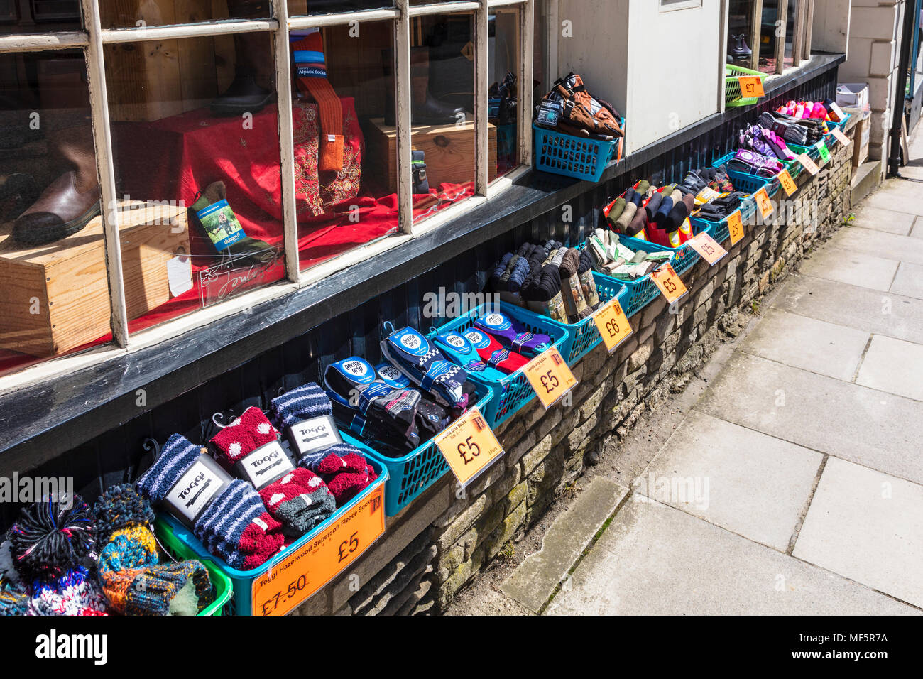 Les couleurs de l'image de chapeaux,gants et chaussettes, sportives et de loisirs à l'extérieur de la boutique sur la rue principale de Malmesbury, Wiltshire, Royaume-Uni Banque D'Images