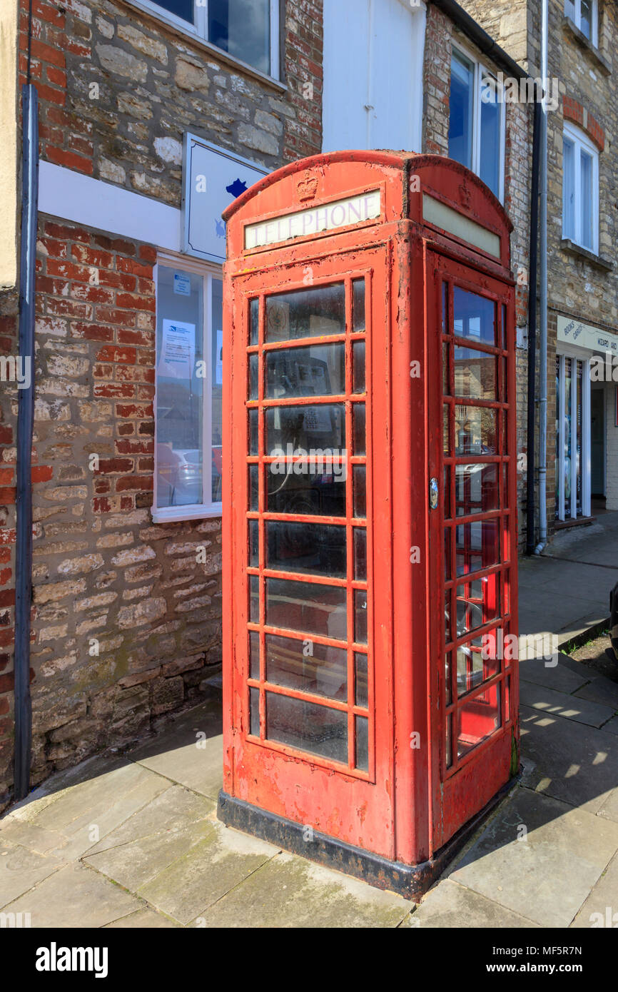 Une boîte de téléphone rouge sur la Market Lane, à l'écaillage de la peinture, Malmesbury, Wiltshire, Royaume-Uni Banque D'Images