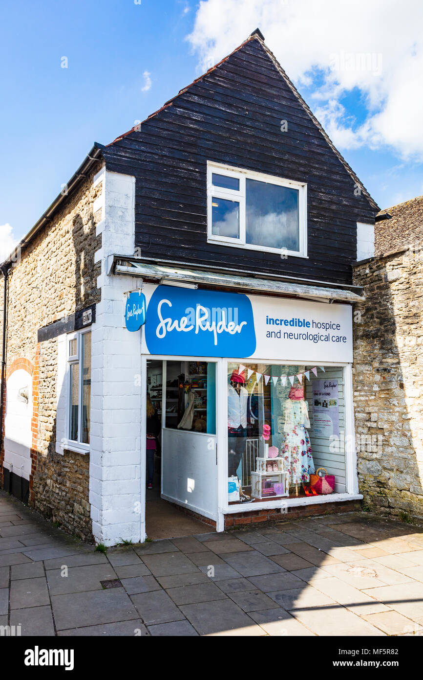 Un magasin de charité hospice Sue Ryder sur Market Lane, Malmesbury, Wiltshire, Royaume-Uni Banque D'Images
