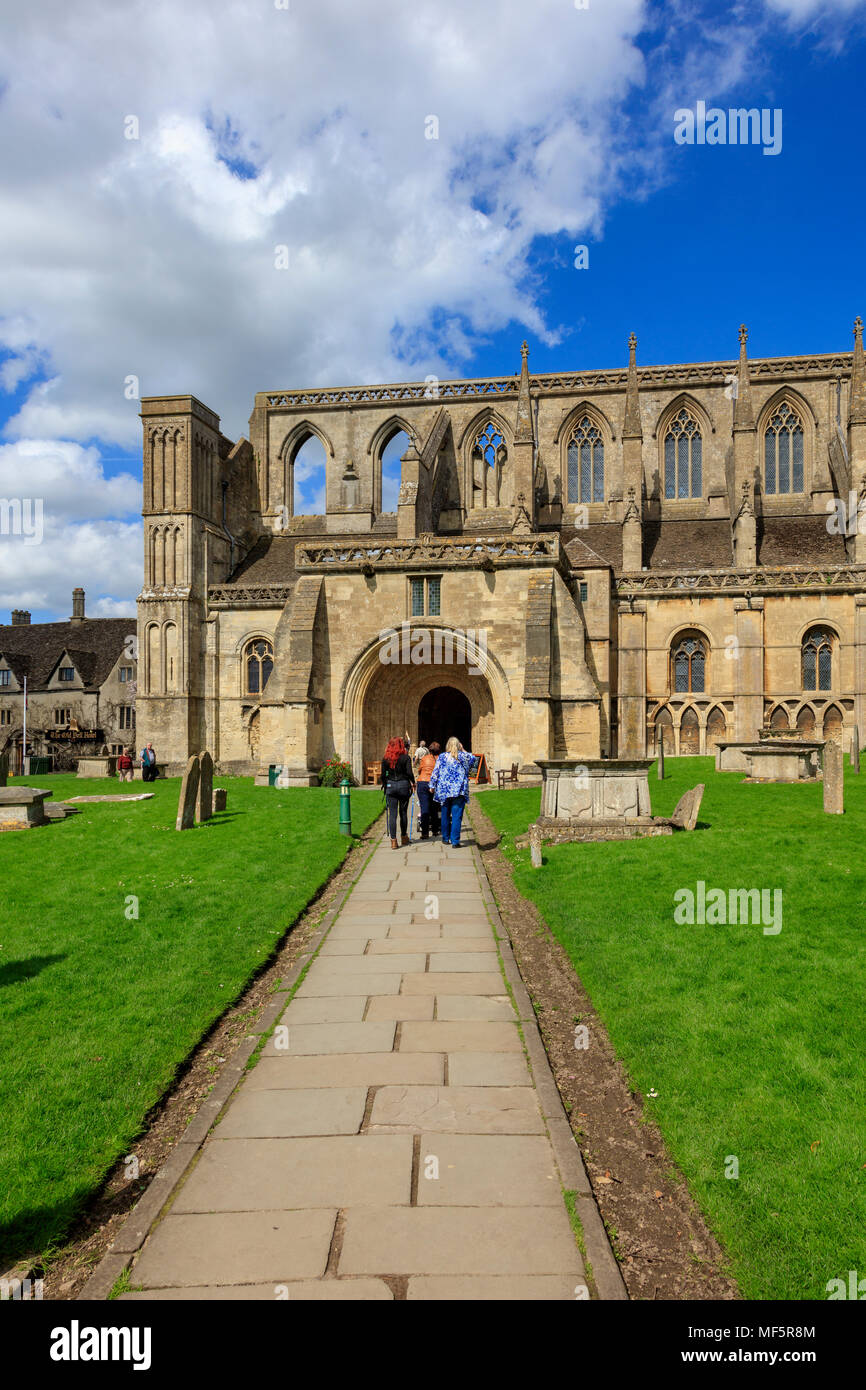 Les visiteurs pénètrent dans l'abbaye de Malmesbury sur une journée de printemps ensoleillée, Wiltshire, Royaume-Uni Banque D'Images