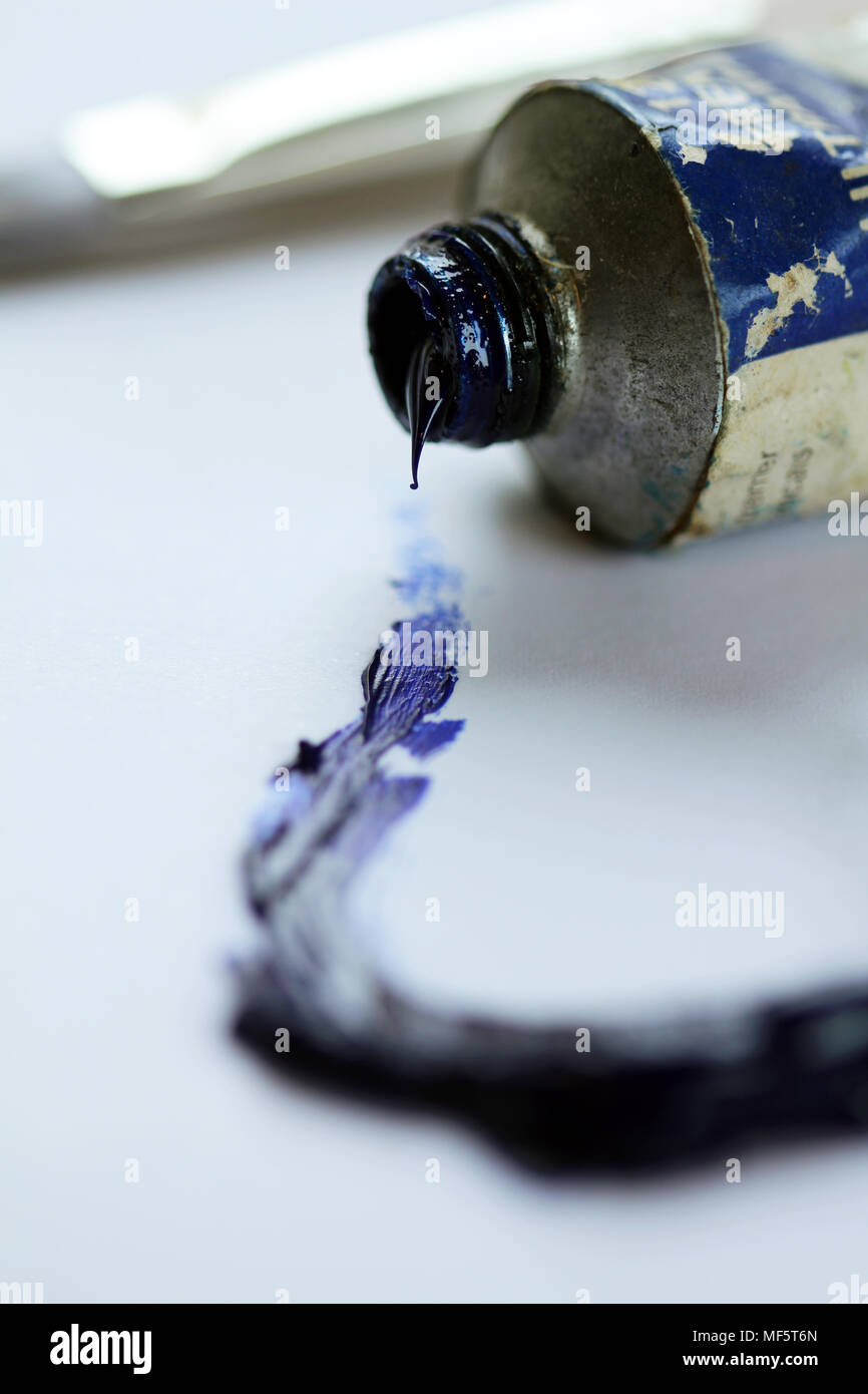 Close up et tube de peinture sur toile blanc trait de peinture Banque D'Images