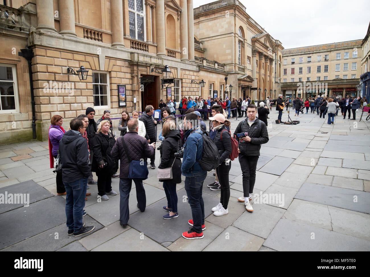 Les touristes en visite guidée à pied de la ville historique de Bath Somerset England UK Banque D'Images