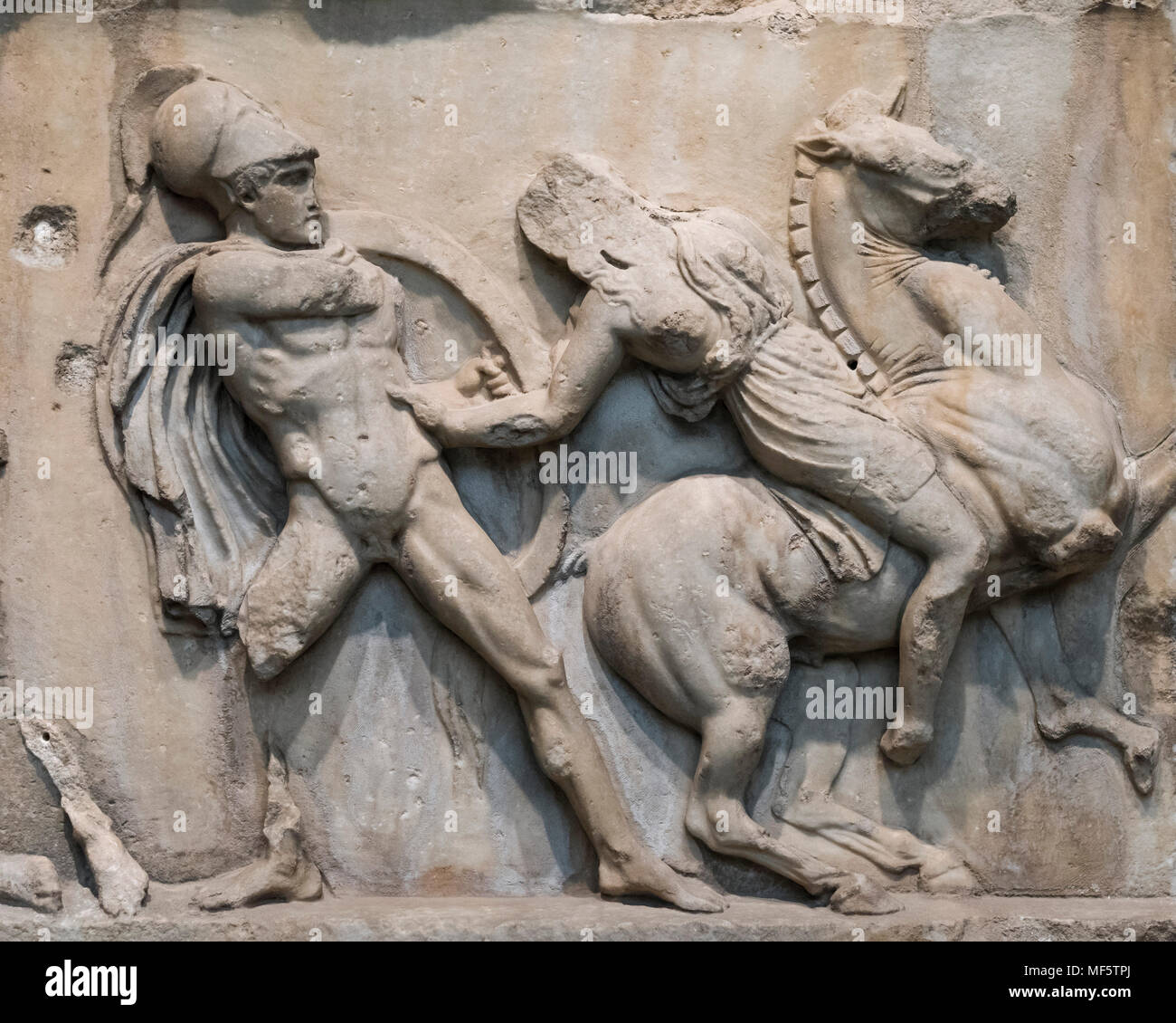 Londres. L'Angleterre. British Museum, l'allégement de la Mausolée d'Halicarnasse (Halikarnassos ou le tombeau de Mausole), Section de l'Amazon Frieze, régulièrement Banque D'Images