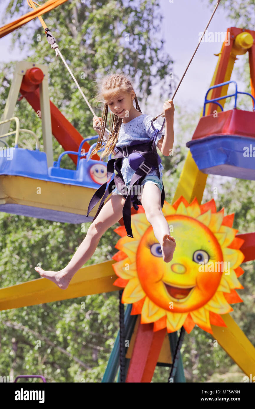 Éditorial. Omsk, Russie - le 13 juin 2014. Girl s'amuser sur l'aire de jeux dans le parc du quartier soviétique dans Andrianova street Banque D'Images