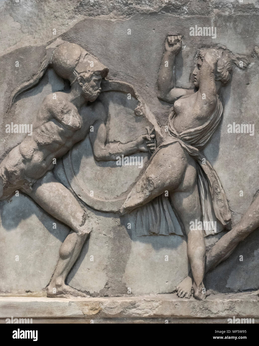 Londres. L'Angleterre. British Museum, l'allégement de la Mausolée d'Halicarnasse (Halikarnassos ou le tombeau de Mausole), Section de l'Amazon Frieze, régulièrement Banque D'Images