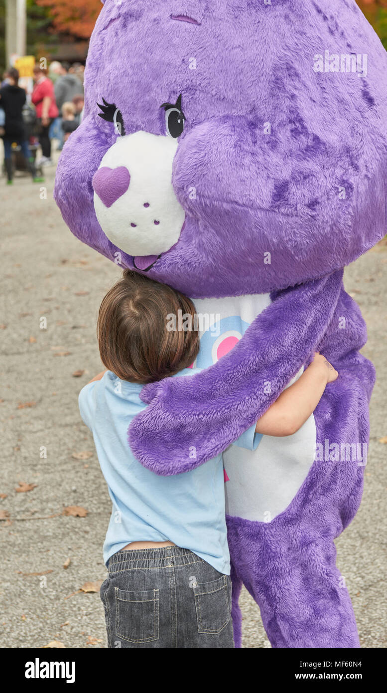 'Purple' au festival de la communauté de l'enfant serrant Banque D'Images