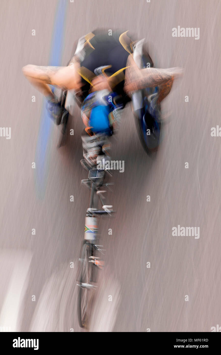 22 avril 2018 Londres, Royaume-Uni dans la chaleur étouffante d'un début de l'été un para-athlète en fauteuil roulant est tous les bras et la vitesse dans les rues de Londres. Banque D'Images