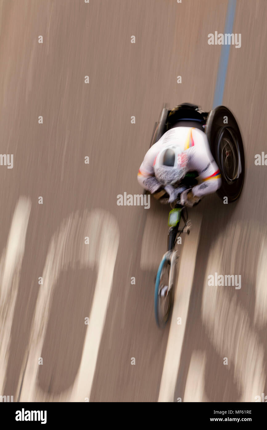 22 avril 2018 Londres, Royaume-Uni dans la chaleur étouffante d'un début de l'été un para-athlète en fauteuil roulant est tous les bras et la vitesse dans les rues de Londres. Banque D'Images