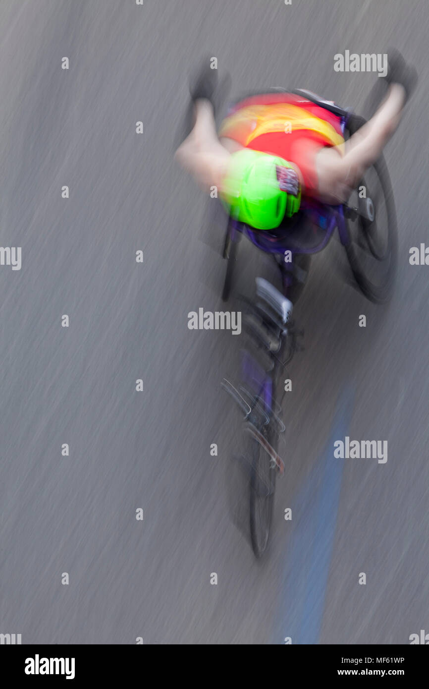 22 avril 2018 Londres, Royaume-Uni dans la chaleur étouffante d'un début de l'été un para-athlète en fauteuil roulant est tous les bras et la vitesse dans les rues de Londres. Banque D'Images