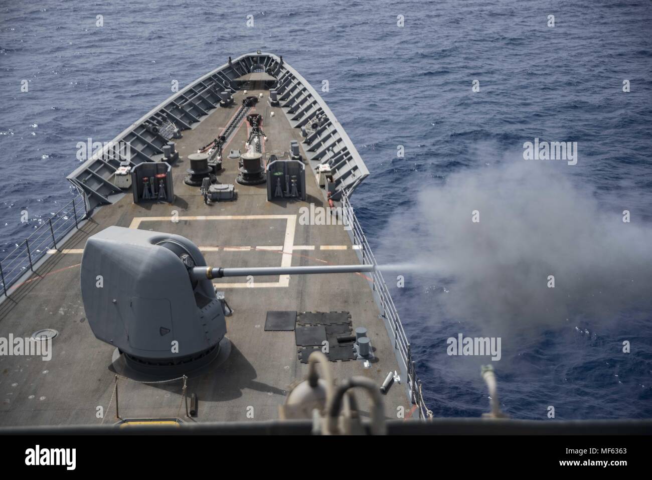 180419-N-N281-0119 MER MÉDITERRANÉE (19 avril 2018) Le croiseur lance-missiles USS Monterey (CG 61) incendies c'est 5 pouces pendant un exercice de tir réel, le 19 avril 2018. Monterey, homeported à Norfolk, en Virginie et est en train de mener des opérations dans le domaine de la flotte des États-Unis 6e des opérations à l'appui des intérêts de sécurité nationale des États-Unis en Europe. (U.S. Photo par marine Spécialiste de la communication de masse Seaman Trey Fowler/relâché). () Banque D'Images