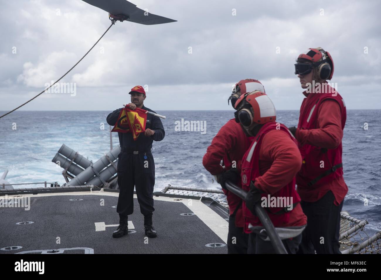 171030-N-N281-198 OCÉAN ATLANTIQUE (oct. 30, 2017) Spécialiste des questions de personnel 1re classe Adrian Hunter simule un incendie lors d'un accident d'hélicoptère percer, à bord du croiseur lance-missiles USS Monterey (CG 61), le 30 octobre 2017. Monterey est déployée à l'appui d'opérations de sécurité maritime dans le cinquième et sixième zone des opérations de la flotte (U.S. Photo par marine Spécialiste de la communication de masse Trey Marin Fowler). () Banque D'Images