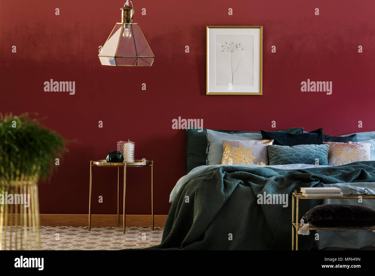 Lit king-size avec plein d'oreillers et couvre-lit vert debout en bourgogne  prix intérieur avec affiche sur un mur Photo Stock - Alamy