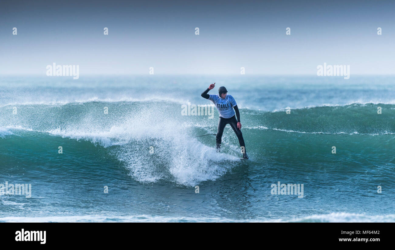 Un surfeur en compétition dans un festival de surf longboard à plage de Fistral Newquay en Cornouailles. Banque D'Images