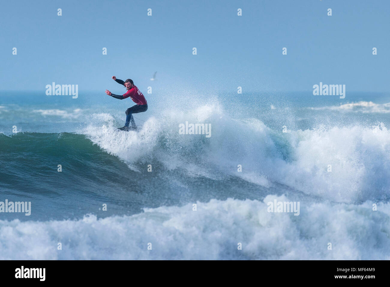 Un surfeur en compétition dans un concours de surf longboard à la plage de Fistral, Newquay Cornwall ; Banque D'Images