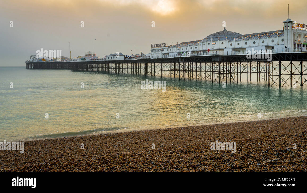 Brighton, Sussex, Royaume-Uni - 30 Déc., 2016 : une vue de la jetée de Brighton sur une belle soirée d'hiver juste avant le coucher du soleil de la plage de galets Banque D'Images
