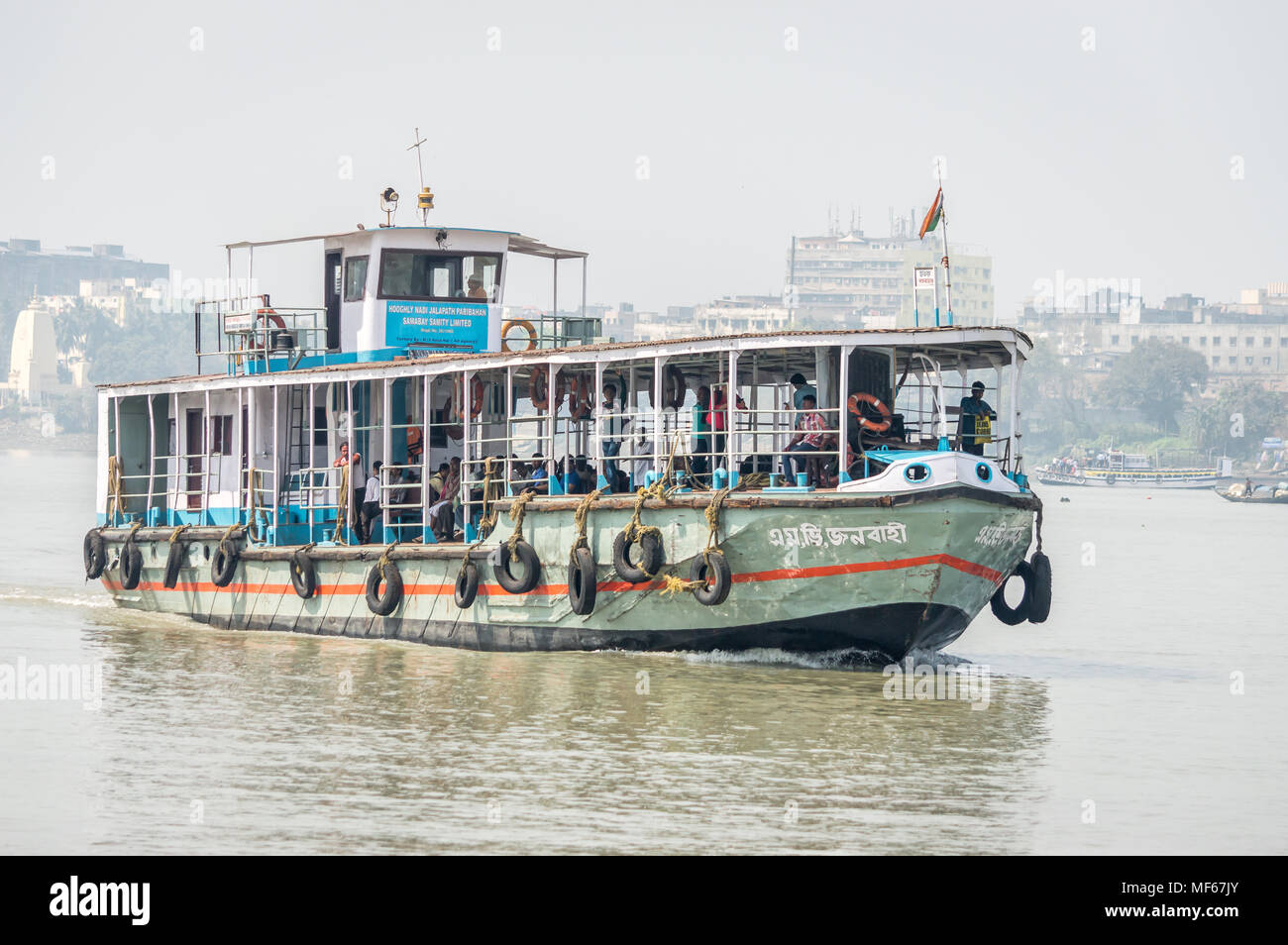 Kolkata, Inde - 4 mars 2018 : vue d'un passage de bac river Gange avec les usagers de la ville de Kolkata à Howrah, Calcutta, Banque D'Images