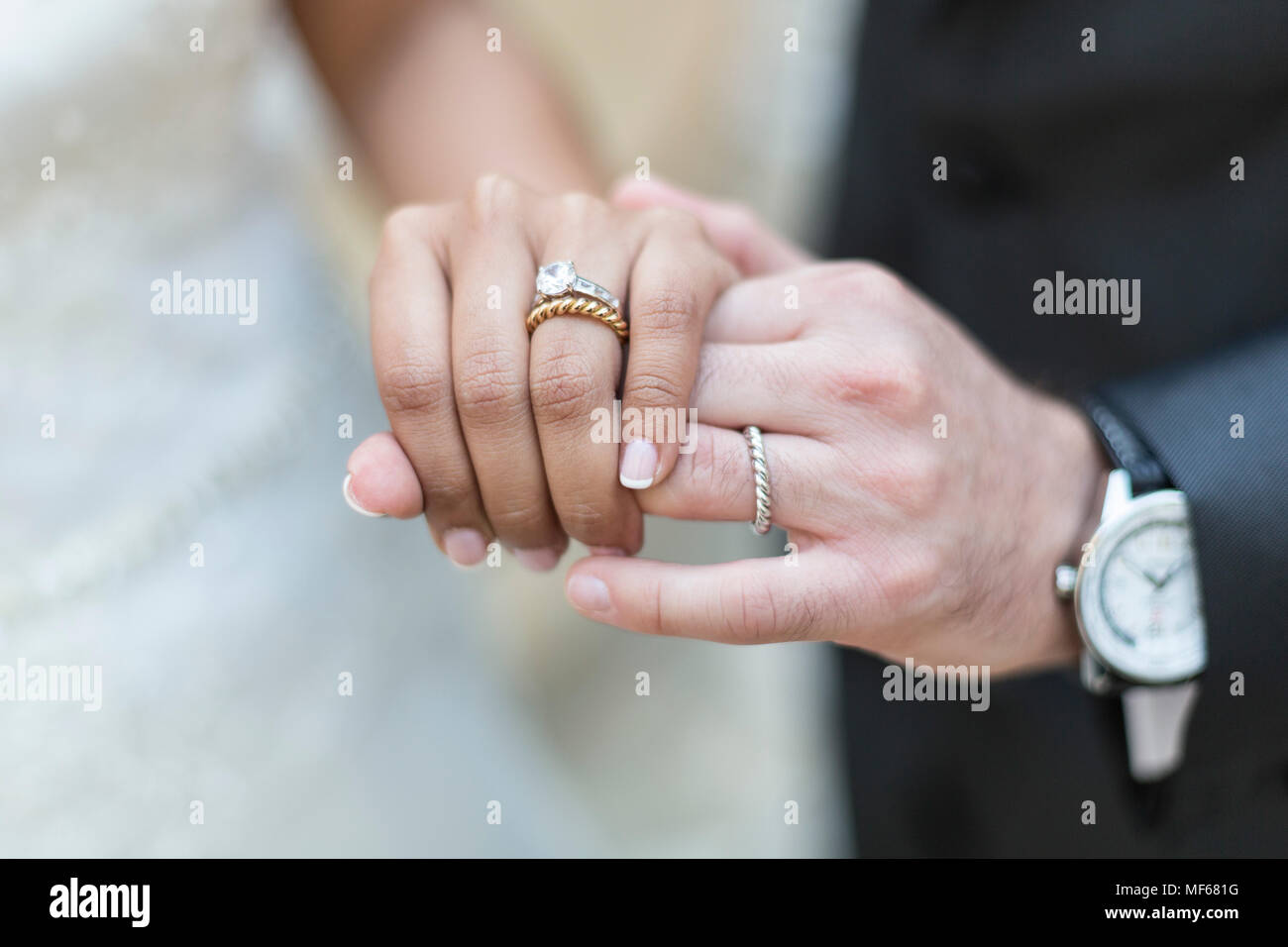 Anneaux De Mariage Romantiques En Or Sur Fond Mousseux Avec Espace De Copie  Pour Une Invitation Ou Un Message D'accueil Ca