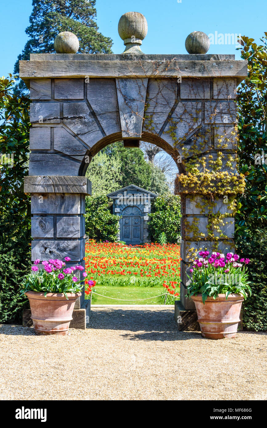 Vue sur le labyrinthe des tulipes à travers un jardin de pierres arch pendant le festival de la tulipe au château d'Arundel. photo ©Julia Claxton Banque D'Images